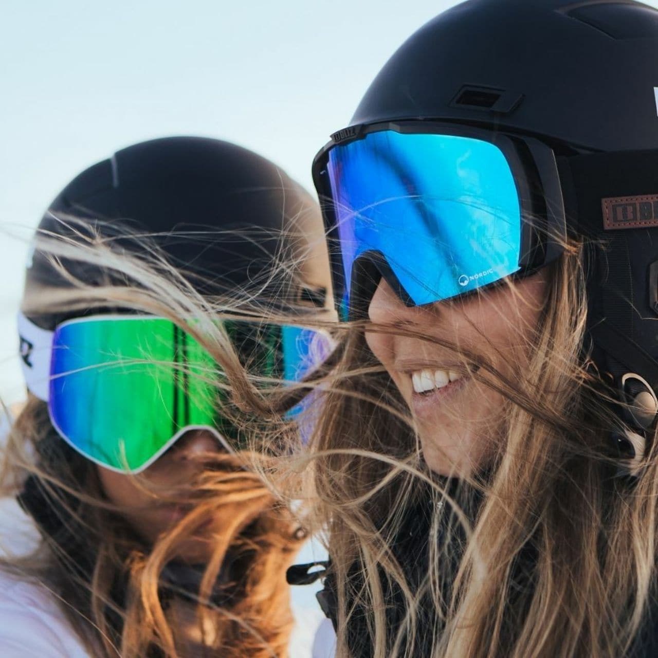 PRÓXIMAMENTE: EL COLOR MARCA LA DIFERENCIA-El color ideal para las lentes de tus gafas para esquiar o ir en moto depende sobre todo de si buscas una lente que garantice el mejor rendimiento posible en todo tipo de condiciones de luz y situaciones meteorológicas o una especializada para cierto tipo de circunstancias. Para entornos nublados, con bruma o con poca luz: El mejor color para las lentes de las gafas de esquí es el transparente, amarillo o rosa Necesitas mejorar el contraste Necesitas un nivel alto de penetración de la luz Para días luminosos, soleados y de cielo despejado: El mejor color para las lentes de las gafas de esquí es el negro o el plateado Necesitas un nivel bajo de penetración de la luz Si lo deseas, puedes elegir unas lentes polarizadas, que eliminan los destellos provocados por las superficies que reflejan una gran cantidad de luz En cambio, si no quieres tener que cambiar de lentes según las circunstancias, sino que prefieres una solución versátil: Lentes de colores como naranja, rojo, azul, verde y morado Lentes con un nivel medio de penetración de la luz O bien una lente fotocromática que adapte el nivel de penetración de la luz según el entorno ¡Las lentes versátiles triunfan! Quienes eligen una lente versátil se ahorran complicaciones y dinero, porque no tendrán que comprar y tener siempre a mano distintas lentes. En cambio, renuncian a las características especializadas.