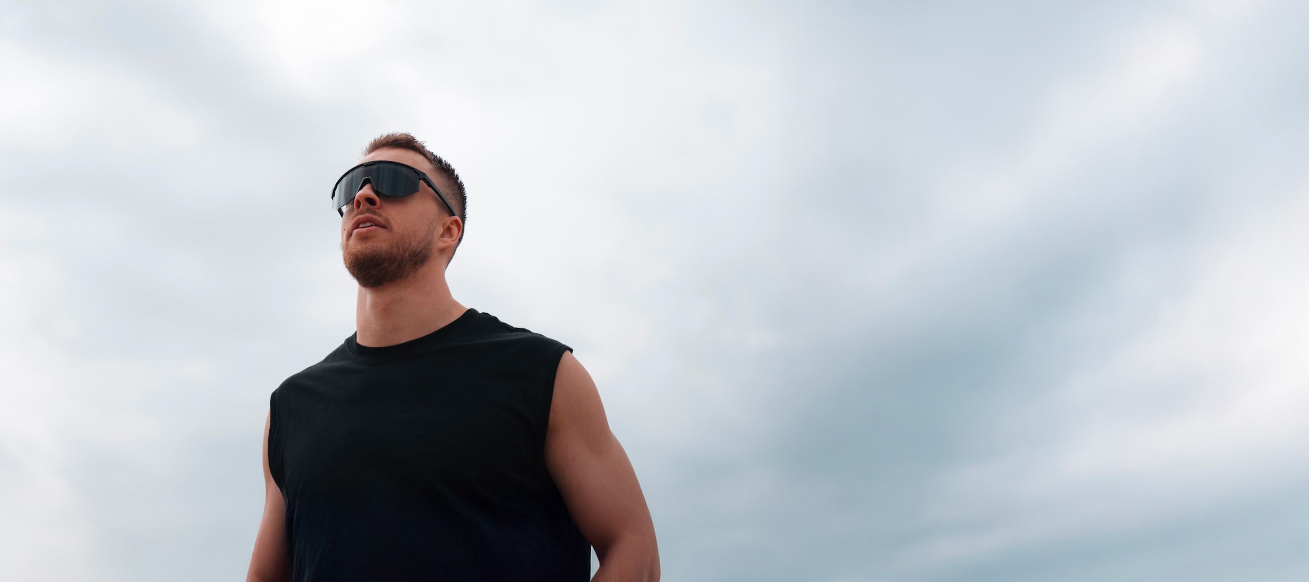 Hero-Looks as good as it feels and keeps your vision clear in any weather. Versatile and stylish, Hero is ideal for mountain biking, running, or even relaxing at the beach.