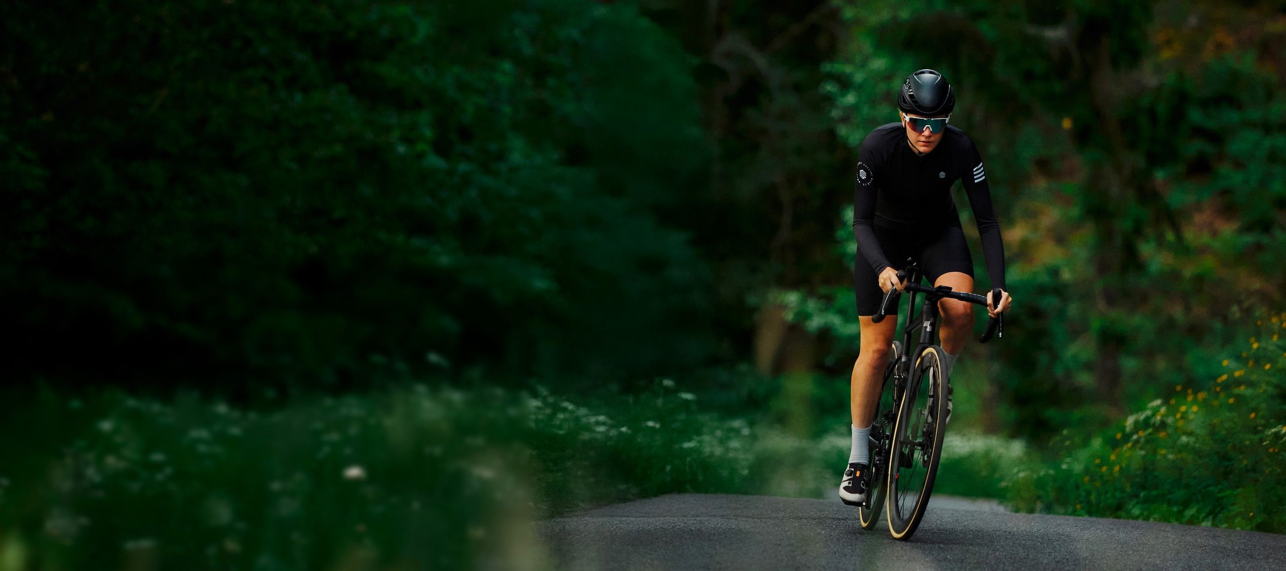 Utforska Bliz-Designad av aktiva människor – för aktiva människor. Bliz-glasögon har utformats för cyklister, löpare och skidåkare. Det är glasögon för människor med vinden i håret, lera i ansiktet och svett i pannan.