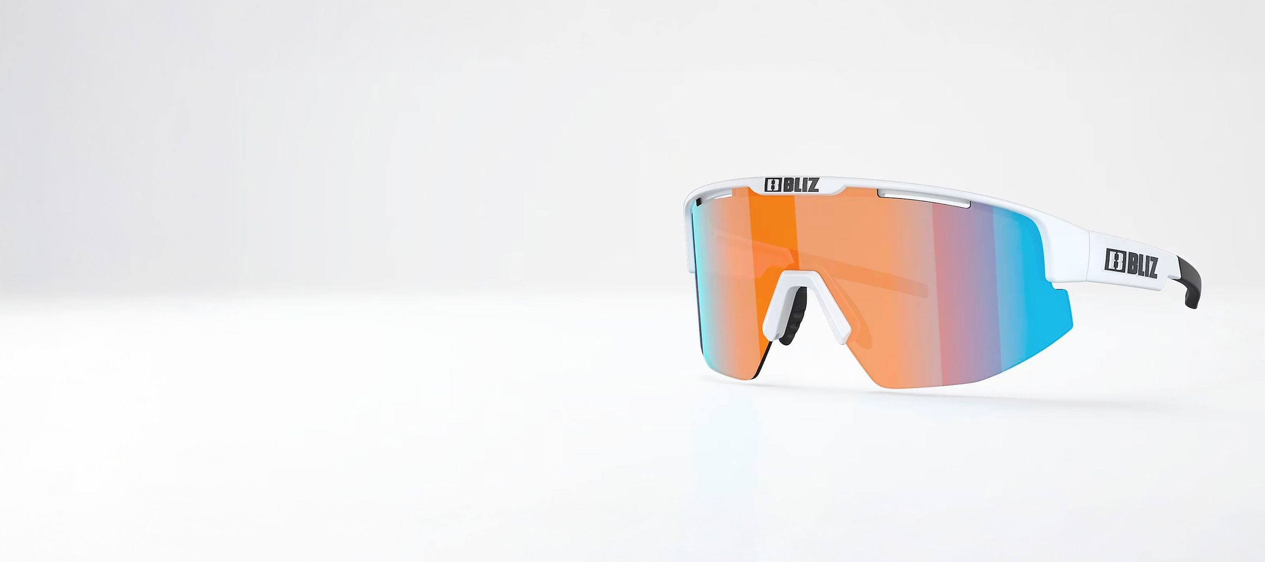 På ditt sätt med Matrix-LÅS UPP FÖRTUR-Stick ut från mängden med skräddarsydda COLORAMA-solglasögon.