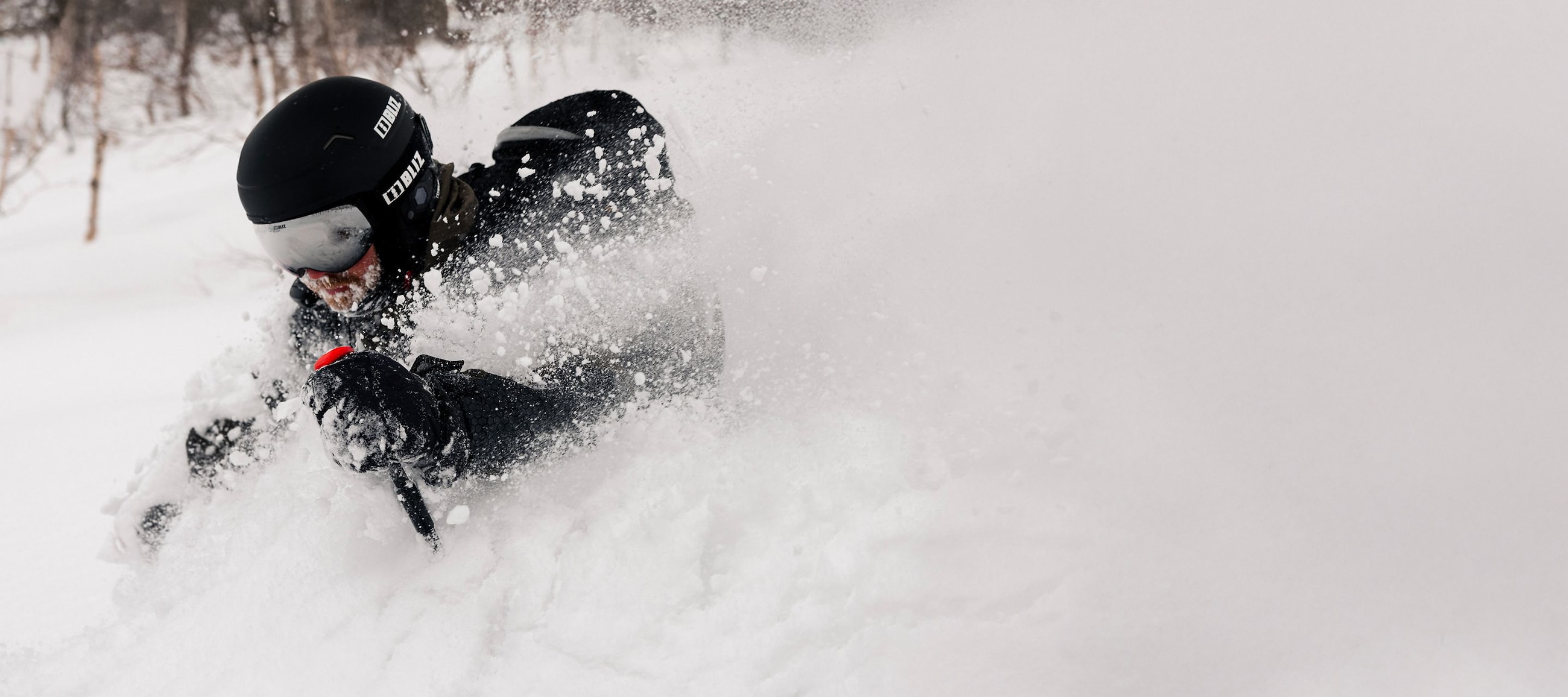 Pure alpine focus-FLOZ GOGGLES-Featuring shatterproof X-PC outer lenses with 100% UV protection, an anti-fog inner lens for all-day visibility, and a soft pouch for when après-ski calls. Floz is for those who attack the mountain with confidence.