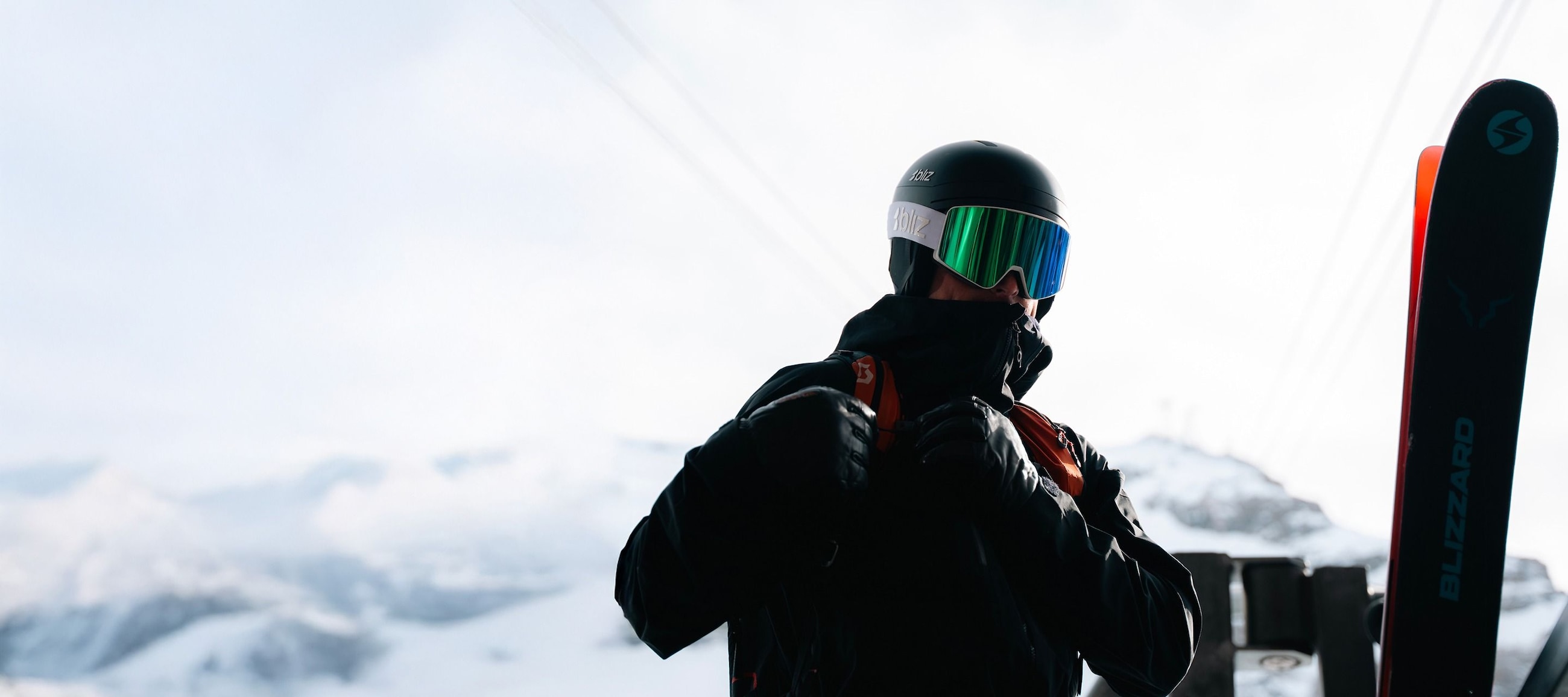 Toute lumière, toute trajectoire-Masques de ski Bliz-Conçus pour affronter l’imprévisible, ces masques vous permettent de choisir des verres foncés pour réduire l’éblouissement lors des journées grand ciel bleu, des verres à contraste élevé pour révéler le relief en lumière diffuse, ou des options polyvalentes pour les conditions mixtes – afin que vous n’ayez jamais à quitter la montagne.